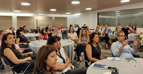 משתתפים באירוע מאזינים להרצאות בקשב רב. צילום: יח"צ