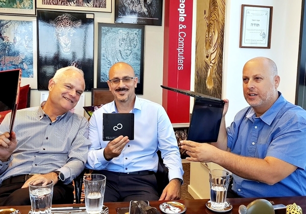 משמאל: רענן ביבר המנכ"ל, דיוויד אזולאי, מנהל הפרה-סייל, ואורן לוי, מנהל הצ'אנל. פוג'יטסו. צילום: פלי הנמר