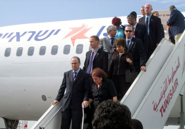 מטוס ישראלי נוחת בפעם הראשונה בתוניסיה. בתמונה: השר סילבן שלום, רעייתו דאז, ג'ודי שלום-ניר-מוזס, אמו, מרים ז"ל, והפמלייה. צילום: אנשים ומחשבים