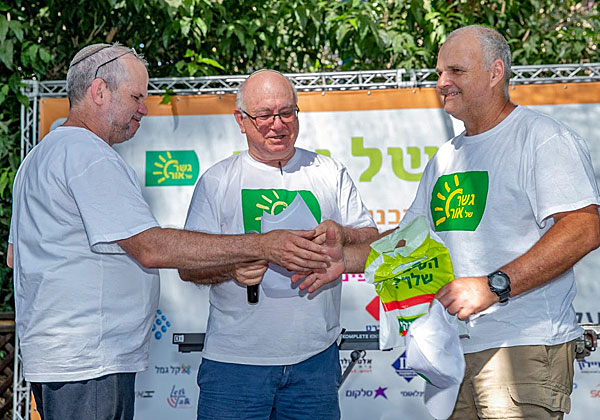 מעניקים שי לאוריאל בן דוד, המתנדב המסור מזה שנים רבות, כאות הוקרה על תרומתו