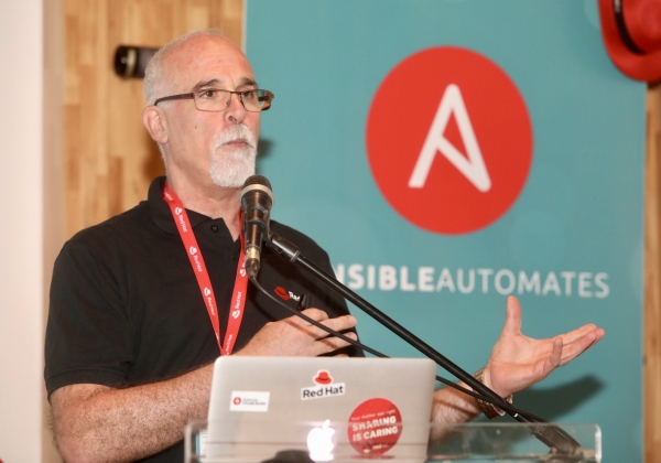 מני צרפתי, ארכיטקט פתרונות אזורי, רד האט. צילום: ניב קנטור