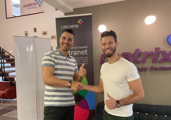 מימין: אדיל נסרי, מנהל שותפים בסייברט מדיה ואורן קרוג, מנהל פעילות ב-מטריקס DevOps. צילום: אלי מנדלבאום.