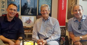 באו לבקר במאורת הנמר: מימין - ג'ים לודסטרו, מנהל ההכנסות הראשי של אירוספייק; ג'ון דילן, מנכ"ל החברה; ועמי אהרונוביץ', מנהל הפעילות שלה בישראל. צילום: פלי הנמר