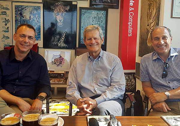 באו לבקר במאורת הנמר: מימין - ג'ים לודסטרו, מנהל ההכנסות הראשי של אירוספייק; ג'ון דילן, מנכ"ל החברה; ועמי אהרונוביץ', מנהל הפעילות שלה בישראל. צילום: פלי הנמר