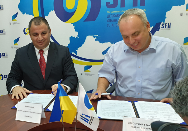 מימין: ולדימיר סטבניוק, ראש רשות החדשנות של אוקראינה וד"ר לסרי במעמד חתימת ההסכם לייעוץ אסטרטגי לממשלת אוקראינה. צילום: יח"צ חברת אתגר פתרונות