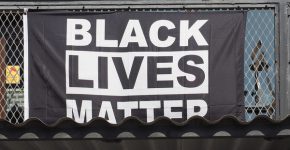 "חיי השחורים חשובים", כרזת מחאה עולמית כנגד גזענות. אילוסטרציה: BigStock