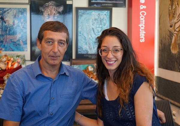 מימין: פלורין קנטור, מנהלת השיווק, ורפי שקולניק, מנהל פעילות, אוויה ישראל. צילום: פלי הנמר