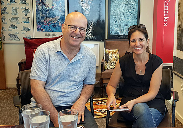 באו לבקר במאורת הנמר: משמאל - יואב חפר, מנכ"ל אלו"ט, אגודה לאומית לילדים ובוגרים עם אוטיזם, וליטל פרנקל פורת, דוברת העמותה. צילום: פלי הנמר