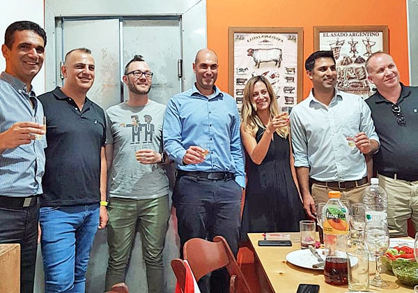 מימין: מורן ג'רסי, מנכ"ל סקיור ווייב; איתי דהן, מנהל לקוחות בחברה; הדס ענבר, מנהלת שיווק בחברה; אופיר ניסים, מהנדס מערכת בפורטינט ישראל; יריב הלפרין, מהנדס מערכת בחברה; עופר ישראלי, מנהל פעילות פורטינט בישראל; ומאיר ראש, מנהל ערוצי ההפצה בחברה. צילום: יח"צ