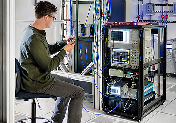 חוקר במעבדת מחקר של יבמ עובד על IBM Q Experience. צילום: יח"צ