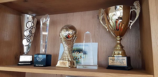גביעים שבהם זכו עובדים ומנהלים באלעד בתחרויות ספורט שבהן הם השתתפו. צילום: פלי הנמר