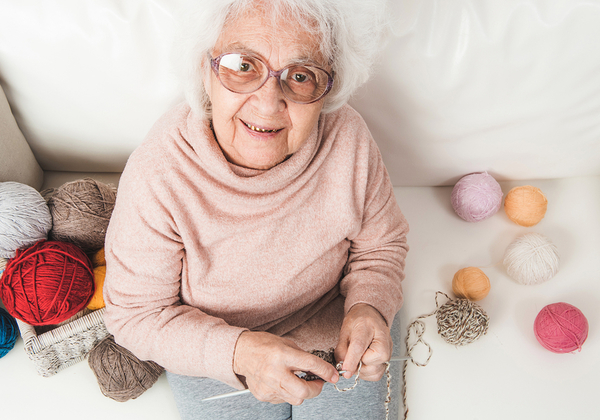 סבתא סורגת? זהירות, בינה מלאכותית מאחורייך. צילום: BigStock