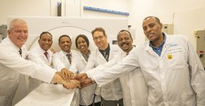 מימין: השגריר דוואנו קדיר, ראש מטה שר החוץ האתיופי; שאמאבו פיטאמו, מנכ"ל אגף המזרח התיכון במשרד החוץ האתיופי; אבירם סושרד, מנכ"ל פיליפס ישראל; סלאמוויט דאוויט, מנכ"לית הסוכנות האתיופית לקשרי חוץ; רטה אלמו נגה, שגריר אתיופיה; ג'מאל באכר, סגן השר האתיופי לחדשנות; ודורון בר-נתן, מנכ"ל פיליפס מדיקל סיסטמס טכנולוגיות. צילום: סטודיו שלמה שוהם