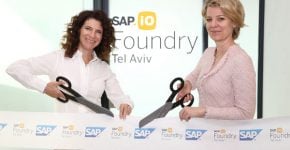 מימין: אלכסה גורמן, מנהלת תכנית SAP.io Foundry ב-EMEA, ואורנה קליינמן, מנכ"לית מרכז הפיתוח של סאפ בישראל, משיקות את התכנית בתל אביב. צילום: אמיר לוי