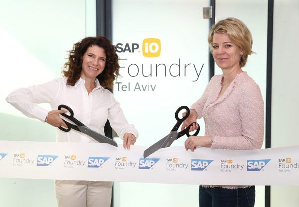 מימין: אלכסה גורמן, מנהלת תכנית SAP.io Foundry ב-EMEA, ואורנה קליינמן, מנכ"לית מרכז הפיתוח של סאפ בישראל, משיקות את התכנית בתל אביב. צילום: אמיר לוי