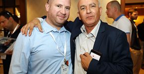 מאיר עמור, מנכ"ל פייראיי ישראל, עם דני בלוך מבנק הפועלים. צילום: ניב קנטור