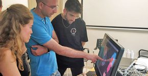 ד"ר דני אפשטיין מבית החולים רמב"ם מסביר לסטודנטים על המערכת. צילום: 3D Systems