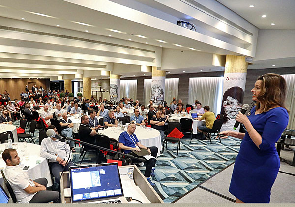 סנדרה ג'ויס, סגנית נשיא בכירה וראשת פעילות המודיעין הגלובלית ביבמ, מרצה בפני המשתתפים. צילום: ניב קנטור