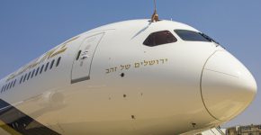 מטוס הדרימליינר "ירושלים של זהב" לאחר הנחיתה בנתב"ג. צילום: עופר חג'יוב