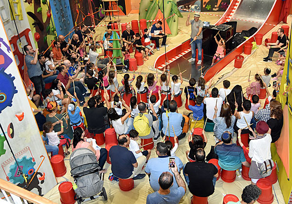 עובדים במלם תים וילדיהם במרכז הטיפוס בראשון לציון. צילום: דמייאן