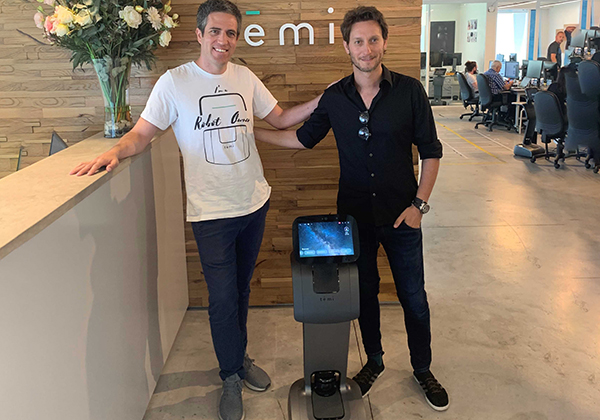 ליאור סושרד (מימין) עם יוסי וולף, מנכ"ל רובוטאמי. צילום: גיא וולף