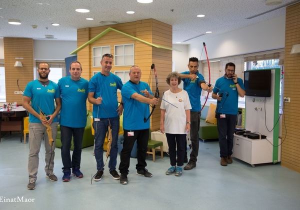 עמותת קשת המשאלות וצוות המיחשוב של קבוצת כנס בפעילות ההתנדבותית בבית החולים דנה. צילום: עינת מאור