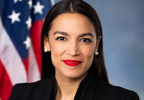 אלכסנדריה אוקסיו-קורטז, חברת הקונגרס האמריקני, נציגת המפלגה הדמוקרטית מטעם המחוז ה-14 של ניו יורק. צילום מתוך וויקיפדיה