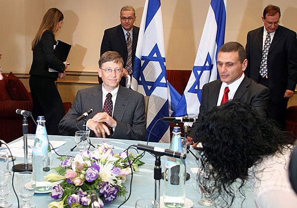 ביל גייטס עם דני ימין, המנכ"ל דאז של מיקרוסופט ישראל (מימין). צילום ארכיון: פלי הנמר