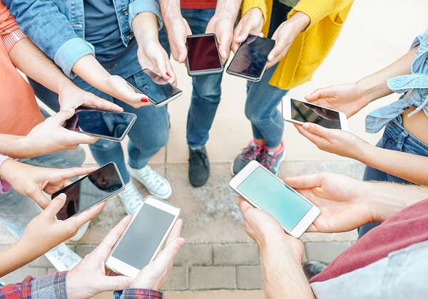 לחלוק סטוריז עם החבר'ה. סטוריז קבוצתיים באינסטגרם. צילום אילוסטרציה: BigStock