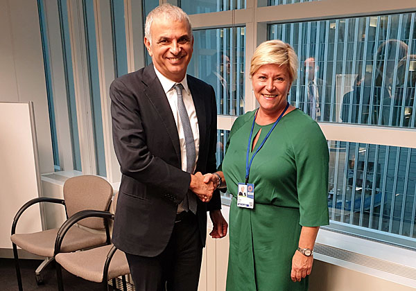 שר האוצר, משה כחלון, עם שרת האוצר הנורבגית, סיב ינסן. צילום: דוברות משרד האוצר