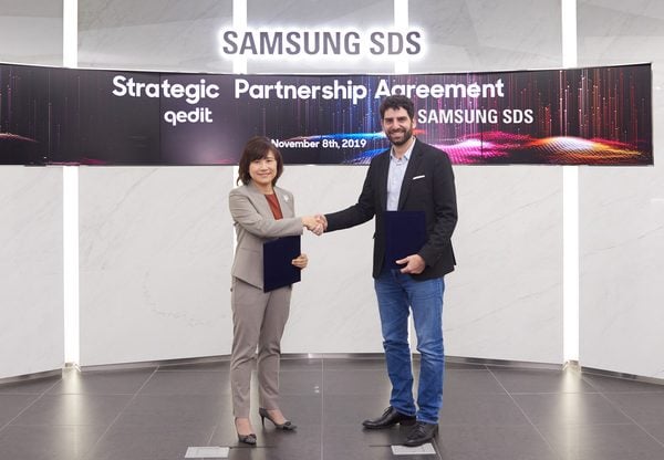 יונתן רואש, מנכ"ל QEDIT, וג'יני הונג, סגנית הנשיא ומנהלת מרכז הבלוקצ'יין ב-Samsung SDS, במעמד החתימה על ההסכם. צילום: יח"צ