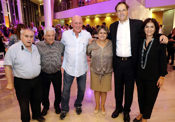 מימין: דפנה תמיר, מנהלת התכניות של קרן אתנה; אורי בן-ארי, נשיא ומייסד הקרן; יפה בן דויד, מזכ"לית הסתדרות המורים; אודי רובינשטיין, יו"ר החברות הבנות של קבוצת מגדל ויו"ר הוועד המנהל של הקרן; נחום נחום, מ"מ מנכ"ל הקרן לקידום מקצועי בהסתדרות המורים ויו"ר הסתדרות המורים סניף טבריה; ושלמה ישי, מנכ"ל הקרן. צילום: ניב קנטור