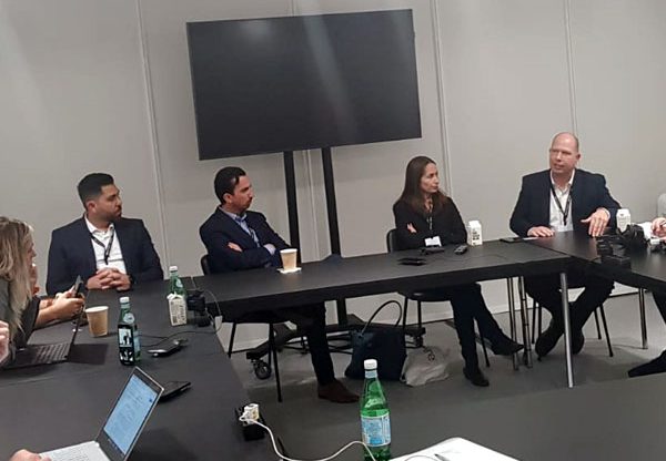 מימין: ערן אלבז, מנמ"ר 888; קרני מהרשק, מנהלת השיווק של VMware ישראל; אלי שקד, המנכ"ל; ואבי יושי, סמנכ"ל הטכנולוגיות. צילום: יח"צ