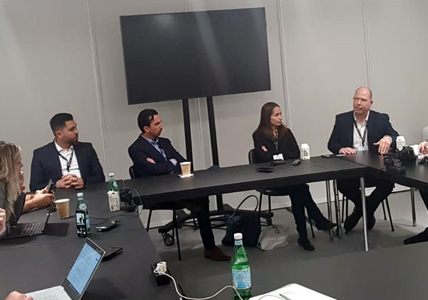 מימין: ערן אלבז, מנמ"ר 888; קרני מהרשק, מנהלת השיווק של VMware ישראל; אלי שקד, המנכ"ל; ואבי יושי, סמנכ"ל הטכנולוגיות. צילום: יח"צ