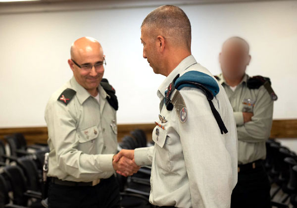 מימין: האלוף ליאור כרמלי, ראש אגף התקשוב והגנת הסייבר, ותא"ל זיו אבטליון, ראש מנהלת הטרנספורמציה הדיגיטלית באגף. צילום: דובר צה"ל