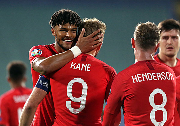 שחקני נבחרת אנגליה ב-"עננים" - לאחר כיבוש שער. צילום: BigStock