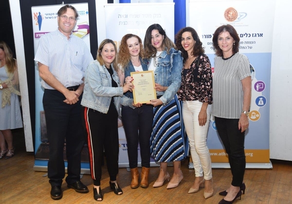 מימין לשמאל: דפנה תמיר - מנהלת התכניות של קרן אתנה, נציגות חברת GSK Consumer Healthcare איריס פפו, שלי ברקי, אורית שרף ובתיה עוגן, ו-אורי בן-ארי - נשיא ומייסד קרן אתנה. צילום: אמיר אלון