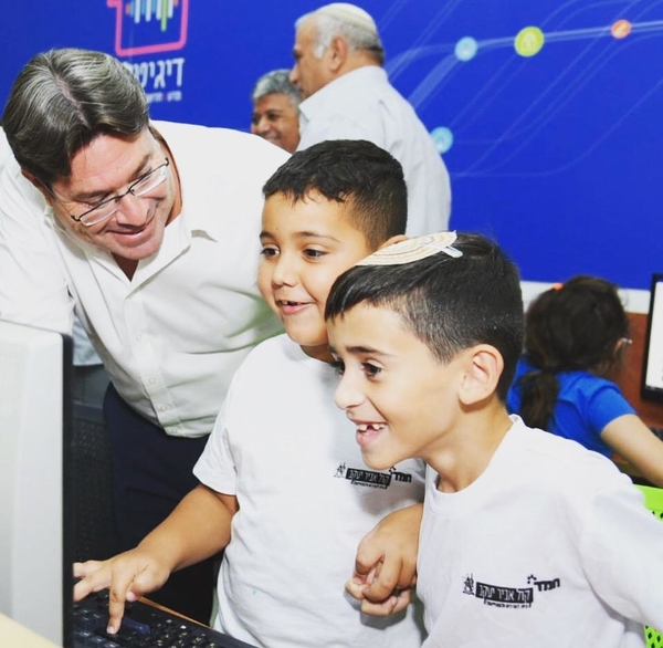 שר המדע והטכנולוגיה, אופיר אקוניס, עם ילדים - הנגשת המדע. צילום: דוברות משרד המדע