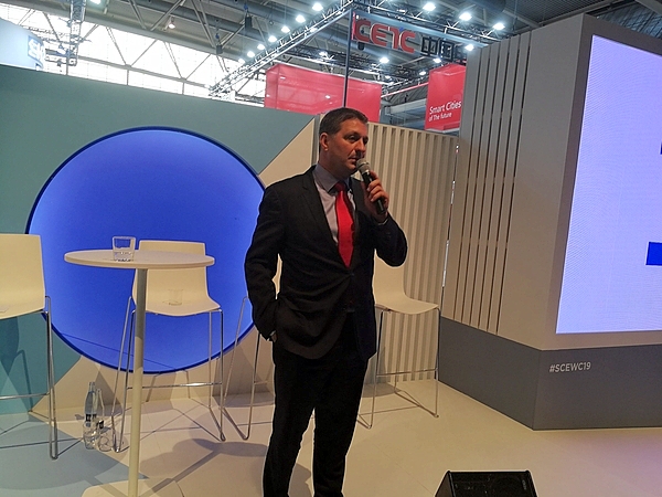 חיים ביבס, יו"ר מרכז השלטון המקומי, אתמול. מברך בקבלת הפנים. צילום: מערכת אנשים ומחשבים