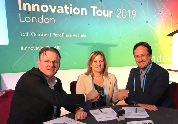 מימין לשמאל: מורנה הכטר, סמנכ"ל התפעול של Software AG באזור EMEA; אילה קדרון, מנהלת חטיבת פיתוח ומוצרים בוואן; וערן אלראי, מנכ"ל Software AG ישראל, במעמד חתימת ההסכם. צילום: משה מישאלוב