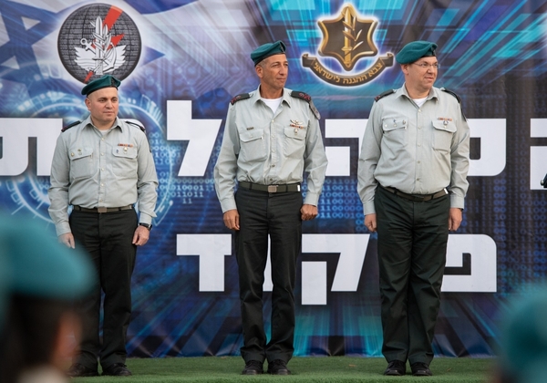 מימין: תת-אלוף רמי מלאכי, מפקד לוט''ם היוצא, אלוף ליאור כרמלי, ראש אגף התקשוב וההגנה בסייבר, תת-אלוף עומר דגן, מפקד לוט''ם הנכנס. צילום: דובר צה"ל