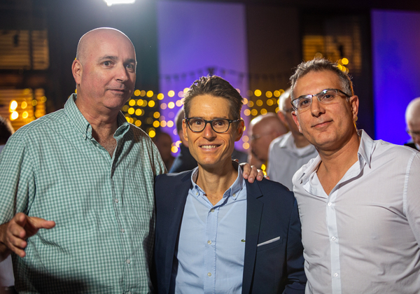 מימין לשמאל: זיו אברמוביץ, סמנכ"ל פיתוח קבוצת אמן, בן פסטרנק, מנכ"ל קבוצת אמן, אילן רביב, מנכ"ל מיטב דש. צילום: ניר אלון