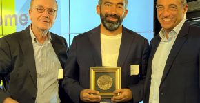 רומן לוי, מנכ"ל אורבן פלייס (במרכז), מקבל את הפרס מד"ר דניאל רואש ומאדוארד קוקרמן. צילום: יח"צ