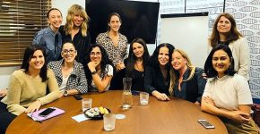 היזמיות: יושבות מימין לשמאל – נורה נוסייר, גלית בן שמחון, שרון גולדמן, רחלי ויזמן, שירי בר-אל, ספיר חדד. עומדות מימין לשמאל – ד"ר ג'ניפר ירדן, מילי אינדיג, דנה רפפורט ויעל צוונצינגר. צילום: יח"צ