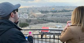 עובדי חברת הסייבר גארדיקור מפריחים בועות למען השלום בהר הזיתים בירושלים. קרדיט: Guardicore