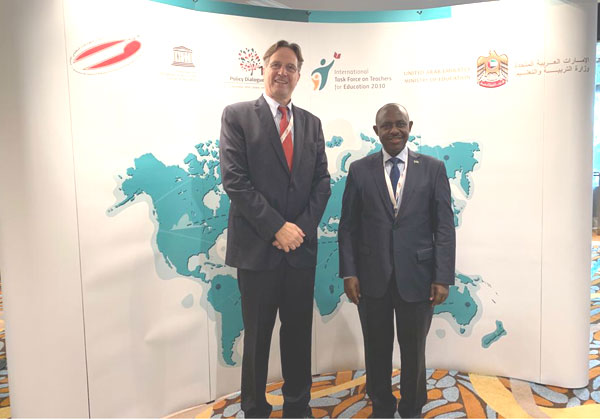 מימין: ד"ר יוג'ין מוטימורה, שר החינוך של רואנדה, ואורי בן ארי, נשיא ומייסד קרן אתנה, בכנס בדובאי. צילום: יח"צ