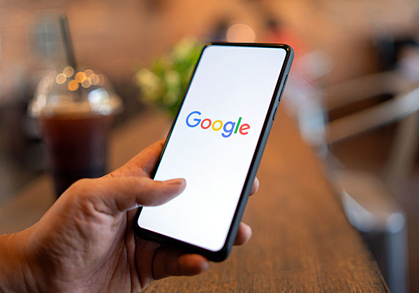 קוראת. גוגל. צילום: BigStock