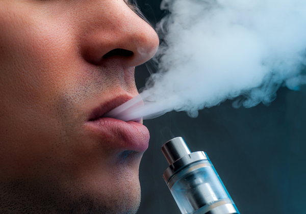סיגריות אלקטרוניות ומכשירי אידוי. לא בבית סיפרה של פייסבוק. צילום אילוסטרציה: BigStock
