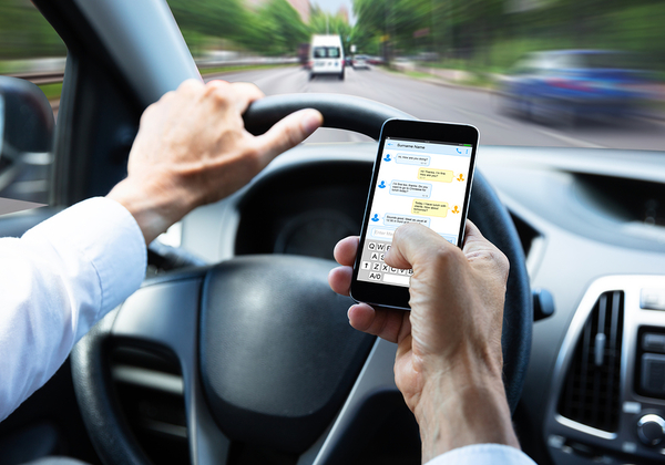 אם נוהגים לא מסמסים. באוסטרליה גם נלכדים ונקנסים. צילום אילוסטרציה: BigStock