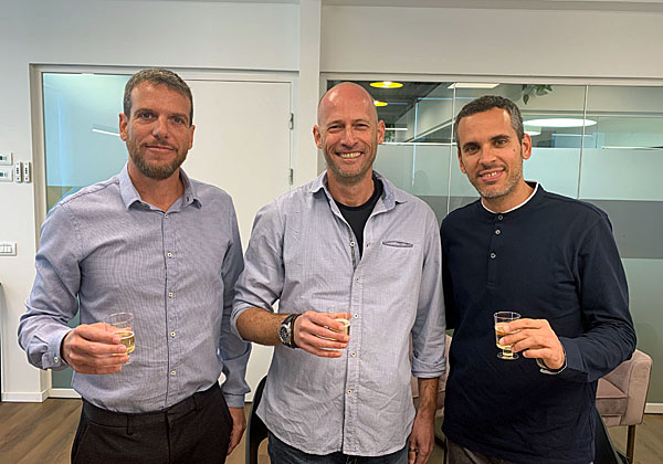 מימין: עידן כהן, מנכ"ל וממייסדי אקסלנדו; בועז דה-האן, סמנכ"ל המכירות וממייסדי החברה, ודגן הלוי, מנכ"ל אלעד מערכות. צילום: יח"צ